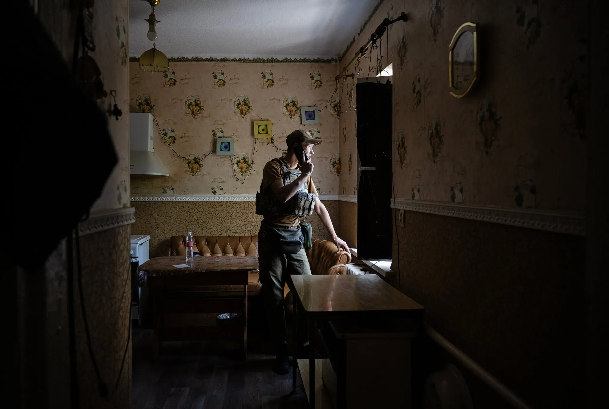 23-річний Ілля Черніков, волонтер із мобільною медичною бригадою та кваліфікованою хірургічною медсестрою, готується до виходу з прифронтового села на Донеччині 8 вересня